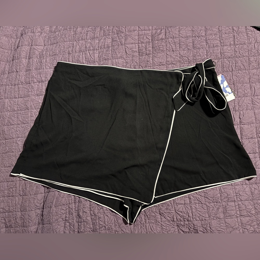 Diane Von Furstenberg x Target Black Wrap Mini Skort with White Piping NWT